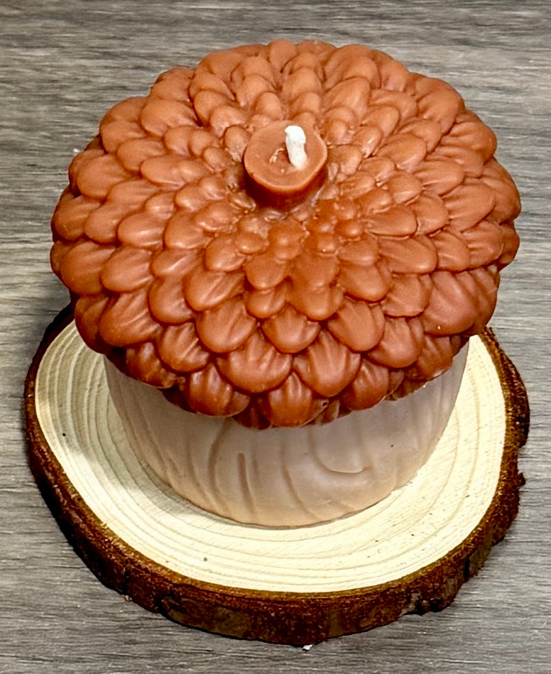 🍂 Acorn-Shaped Figure Candle with wooden base - Choose color and scent🌰 image 3