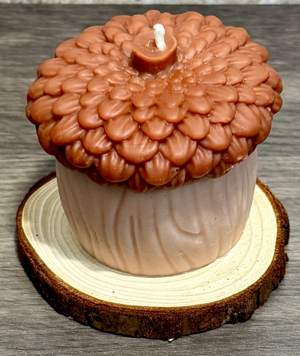 🍂 Acorn-Shaped Figure Candle with wooden base - Choose color and scent🌰 image 1